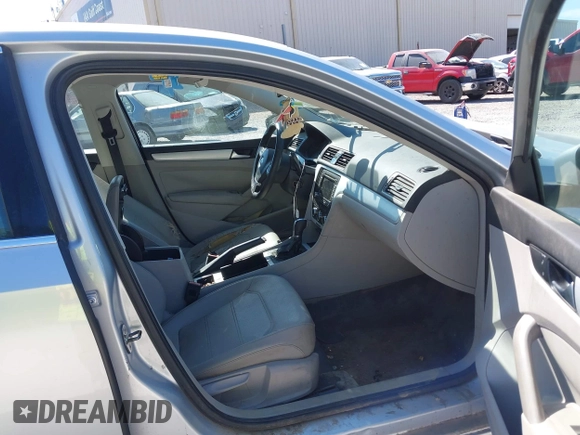 2012 Volkswagen Passat SE z VIN 1VWBP7A36CC070205, wystawiony jako IAAI lot #42123358 z przebiegiem 154 494 mil mil oraz . Historia ofert i sprzedaży dostępna na DreamBid. Obrazek 5.
