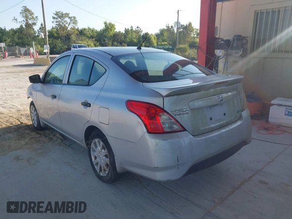 2016 Nissan Versa S z VIN 3N1CN7AP7GL834883, wystawiony jako IAAI lot #41997804 z przebiegiem 110 754 mil mil oraz . Historia ofert i sprzedaży dostępna na DreamBid. Obrazek 3.
