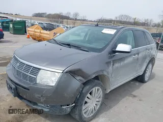 2010 Lincoln MKX z VIN 2LMDJ8JC7ABJ34770, wystawiony jako IAAI lot #41987851 z przebiegiem 142 986 mil mil oraz . Historia ofert i sprzedaży dostępna na DreamBid. Obrazek 2.