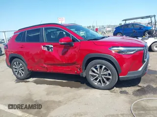 2022 Toyota Corolla Cross XLE с VIN 7MUDAAAG9NV019320, выставлен на аукционе IAAI как лот 42000933 с пробегом 13 021 миль миль и . История ставок и продаж доступна на DreamBid. Изображение 13.