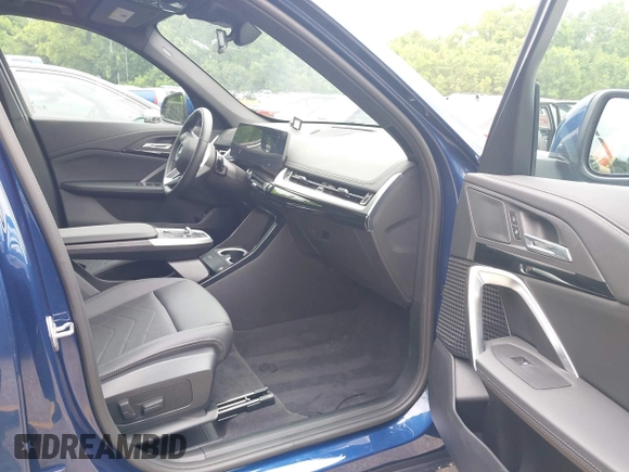 2025 BMW X1 xDrive28i z VIN WBX73EF07S5228273, wystawiony jako IAAI lot #42436863 z przebiegiem 6 845 mil mil oraz . Historia ofert i sprzedaży dostępna na DreamBid. Obrazek 5.