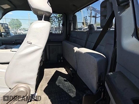 2015 Ford F-250 XLT z VIN 1FT7X2B61FEC57669, wystawiony jako IAAI lot #42430375 z przebiegiem 141 252 mil mil oraz . Historia ofert i sprzedaży dostępna na DreamBid. Obrazek 32.