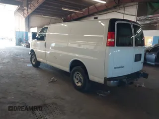 2021 GMC Savana Cargo z VIN 1GTW7AFP2M1189251, wystawiony jako IAAI lot #41644932 z przebiegiem 82 321 mil mil oraz . Historia ofert i sprzedaży dostępna na DreamBid. Obrazek 3.
