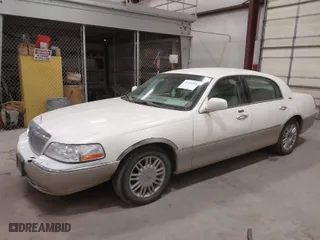 2007 Lincoln Town Car Signature Limited with VIN 1LNHM82V57Y612944, listed as a IAAI auction lot 41461980 with 184,653 mi miles. Bid and sale history available at carsss.com. Image 2.