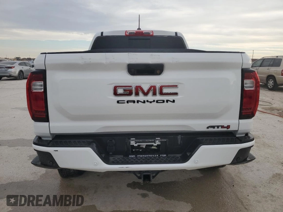 2024 GMC Canyon 4WD AT4 z VIN 1GTP6DEK2R1271647, wystawiony jako Copart lot #47996625 z przebiegiem Nie podano mil oraz Szkoda całkowita • Salvage title. Historia ofert i sprzedaży dostępna na DreamBid. Obrazek 6.