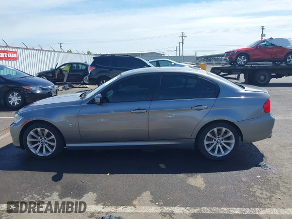 2011 BMW 3 Series 328i xDrive z VIN WBAPK5G52BNN81964, wystawiony jako IAAI lot #42206128 z przebiegiem 118 752 mil mil oraz . Historia ofert i sprzedaży dostępna na DreamBid. Obrazek 14.