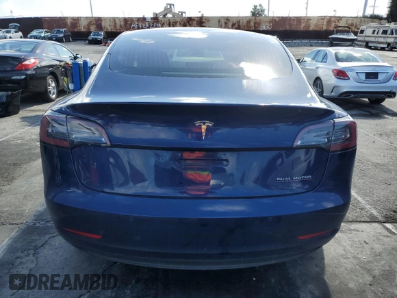 2018 Tesla Model 3 Long Range Battery z VIN 5YJ3E1EB4JF083983, wystawiony jako Copart lot #45250445 z przebiegiem 61 042 mil mil oraz Szkoda całkowita • Salvage title. Historia ofert i sprzedaży dostępna na DreamBid. Obrazek 6.