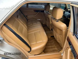 1989 Mercedes-Benz 560 z VIN WDBCA39E8KA462974, wystawiony jako Copart lot #58276215 z przebiegiem 138 064 mil mil oraz Tytuł czysty. Historia ofert i sprzedaży dostępna na DreamBid. Obrazek 6.