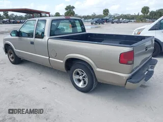 2000 Chevrolet S-10 LS with VIN 1GCCS1942YK156897, listed as a IAAI auction lot 41709047 with 131,331 mi miles. Bid and sale history available at carsss.com. Image 3.