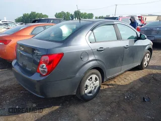 2013 Chevrolet Sonic LS z VIN 1G1JA5SG4D4126703, wystawiony jako IAAI lot #42719108 z przebiegiem 158 750 mil mil oraz . Historia ofert i sprzedaży dostępna na DreamBid. Obrazek 4.