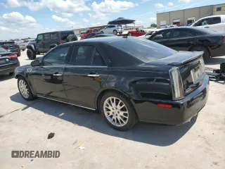 2008 Cadillac STS RWD z VIN 1G6DK67V980143995, wystawiony jako Copart lot #56365325 z przebiegiem 128 787 mil mil oraz Szkody całkowita. Historia ofert i sprzedaży dostępna na DreamBid. Obrazek 2.