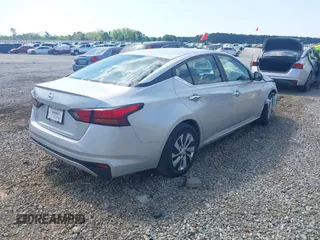 2022 Nissan Altima S z VIN 1N4BL4BV0NN302100, wystawiony jako IAAI lot #42020090 z przebiegiem 70 961 mil mil oraz . Historia ofert i sprzedaży dostępna na DreamBid. Obrazek 4.