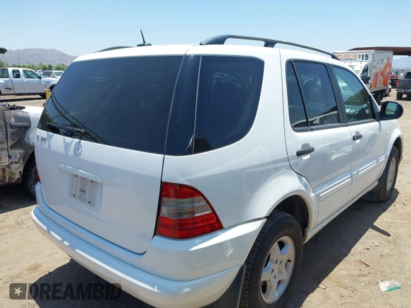 2000 Mercedes-Benz M 320/430/500 z VIN 4JGAB54E5YA157431, wystawiony jako IAAI lot #42472892 z przebiegiem 125 973 mil mil oraz . Historia ofert i sprzedaży dostępna na DreamBid. Obrazek 4.