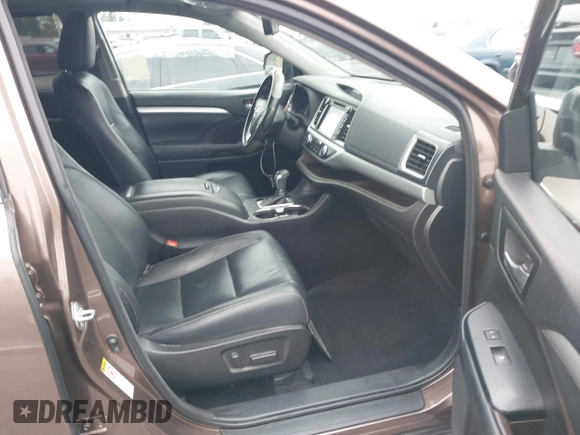 2018 Toyota Highlander SE z VIN 5TDKZRFH6JS248476, wystawiony jako IAAI lot #42644155 z przebiegiem 37 054 mil mil oraz . Historia ofert i sprzedaży dostępna na DreamBid. Obrazek 5.