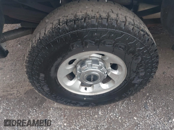 2004 Ford F-250 XL z VIN 1FTNX21L14EA34902, wystawiony jako IAAI lot #42610827 z przebiegiem Nie podano mil oraz . Historia ofert i sprzedaży dostępna na DreamBid. Obrazek 11.