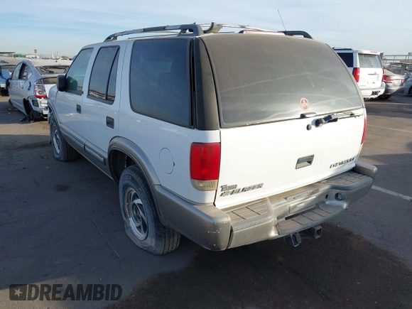 2000 Chevrolet Blazer LT z VIN 1GNDT13W6Y2383741, wystawiony jako IAAI lot #40957201 z przebiegiem 215 604 mil mil oraz . Historia ofert i sprzedaży dostępna na DreamBid. Obrazek 3.