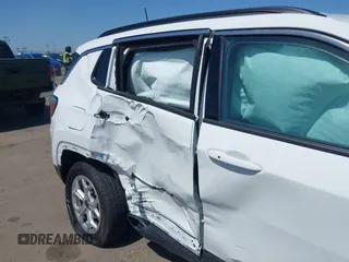 2025 Jeep Compass Latitude with VIN 3C4NJDBN4ST554344, listed as a IAAI auction lot 41993411 with 633 mi miles and . Bid and sale history available at DreamBid. Image 6.
