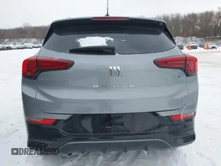 2024 Buick Encore GX Sport Touring z VIN KL4AMDSL8RB168262, wystawiony jako IAAI lot #41584855 z przebiegiem 13 337 mil mil oraz . Historia ofert i sprzedaży dostępna na DreamBid. Obrazek 16.