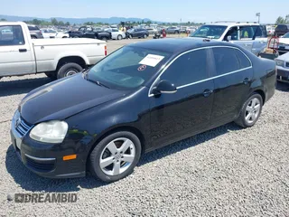 2008 Volkswagen Jetta SE с VIN 3VWRM71K08M122898, выставлен на аукционе IAAI как лот 42408813 с пробегом 165 925 миль миль и . История ставок и продаж доступна на DreamBid. Изображение 2.