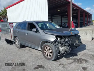 2013 Kia Sorento LX z VIN 5XYKT3A17DG419777, wystawiony jako IAAI lot #42083632 z przebiegiem 146 305 mil mil oraz . Historia ofert i sprzedaży dostępna na DreamBid. Obrazek 1.