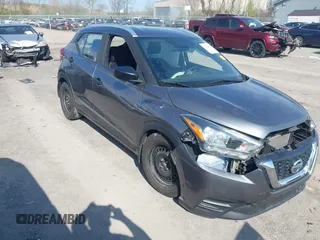 2019 Nissan Kicks SV z VIN 3N1CP5CU0KL470140, wystawiony jako IAAI lot #42100419 z przebiegiem 100 667 mil mil oraz . Historia ofert i sprzedaży dostępna na DreamBid. Obrazek 1.