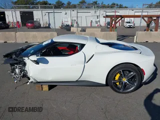 2024 Ferrari 296 GTB z VIN ZFF99SLA6R0303425, wystawiony jako IAAI lot #39193585 z przebiegiem Nie podano mil oraz . Historia ofert i sprzedaży dostępna na DreamBid. Obrazek 14.