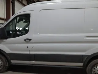 2020 Ford Transit Cargo z VIN 1FTBR2C84LKA08946, wystawiony jako IAAI lot #41716396 z przebiegiem 77 272 mil mil oraz . Historia ofert i sprzedaży dostępna na DreamBid. Obrazek 14.