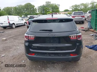 2021 Jeep Compass 80th Anniversary z VIN 3C4NJDEB5MT566331, wystawiony jako IAAI lot #39620364 z przebiegiem 48 826 mil mil oraz . Historia ofert i sprzedaży dostępna na DreamBid. Obrazek 16.
