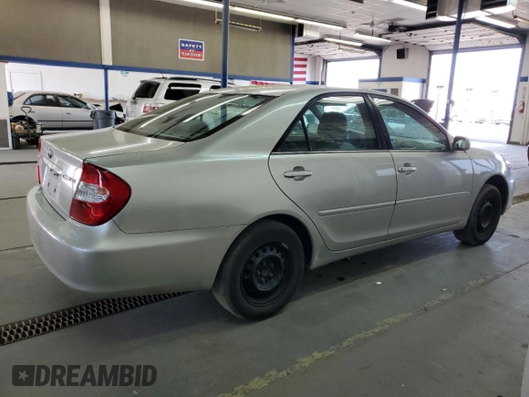 2004 Toyota Camry LE z VIN 4T1BE32K44U824314, wystawiony jako Copart lot #60207015 z przebiegiem 130 066 mil mil oraz Szkoda całkowita • Salvage title. Historia ofert i sprzedaży dostępna na DreamBid. Obrazek 3.