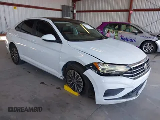2019 Volkswagen Jetta S z VIN 3VWC57BU1KM249749, wystawiony jako IAAI lot #42332100 z przebiegiem 128 620 mil mil oraz . Historia ofert i sprzedaży dostępna na DreamBid. Obrazek 1.