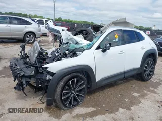 2023 Mazda CX-50 Premium z VIN 7MMVABDY7PN138825, wystawiony jako IAAI lot #42214751 z przebiegiem Nie podano mil oraz . Historia ofert i sprzedaży dostępna na DreamBid. Obrazek 2.