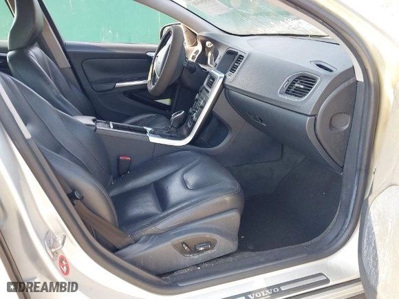 2015 Volvo V60 T5 Drive-E Premier with VIN YV140MEB5F1197828, listed as a IAAI auction lot 41486840 with 1 mi miles. Bid and sale history available at carsss.com. Image 5.