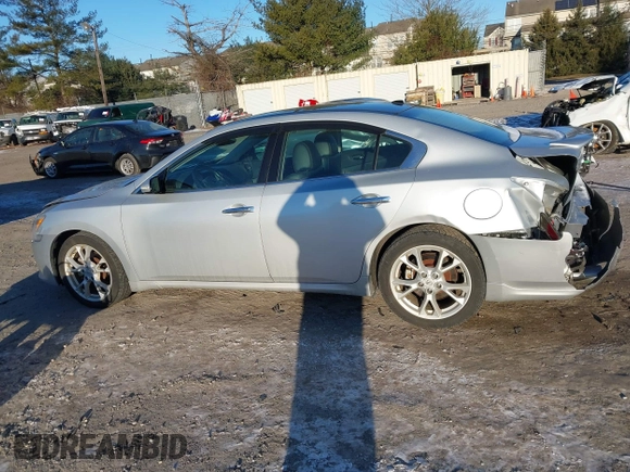 2014 Nissan Maxima SV z VIN 1N4AA5AP7EC442330, wystawiony jako IAAI lot #41288761 z przebiegiem 107 476 mil mil oraz . Historia ofert i sprzedaży dostępna na DreamBid. Obrazek 14.