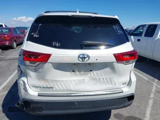 2018 Toyota Highlander LE z VIN 5TDZZRFH2JS278492, wystawiony jako IAAI lot #39094360 z przebiegiem 44 531 mil mil oraz . Historia ofert i sprzedaży dostępna na DreamBid. Obrazek 16.