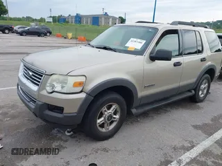 2006 Ford Explorer XLT z VIN 1FMEU73E56UB74573, wystawiony jako IAAI lot #42383380 z przebiegiem 224 359 mil mil oraz . Historia ofert i sprzedaży dostępna na DreamBid. Obrazek 2.