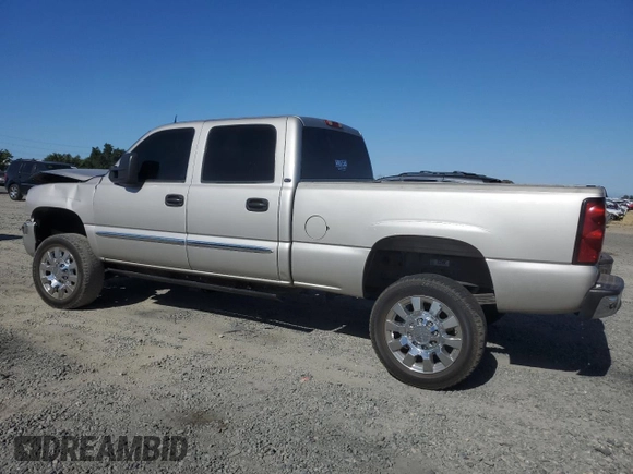 2005 GMC Sierra 2500HD SLE z VIN 1GTHK23205F973907, wystawiony jako Copart lot #57699575 z przebiegiem 229 412 mil mil oraz Szkoda całkowita • Salvage title. Historia ofert i sprzedaży dostępna na DreamBid. Obrazek 2.