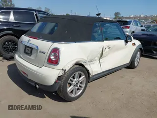 2012 MINI Convertible z VIN WMWZN3C53CT134194, wystawiony jako IAAI lot #42261686 z przebiegiem 104 099 mil mil oraz . Historia ofert i sprzedaży dostępna na DreamBid. Obrazek 4.