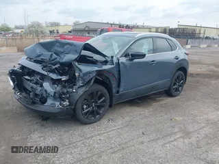 2024 Mazda CX-30 Premium z VIN 3MVDMBDY7RM613744, wystawiony jako IAAI lot #42127815 z przebiegiem 8 889 mil mil oraz . Historia ofert i sprzedaży dostępna na DreamBid. Obrazek 2.