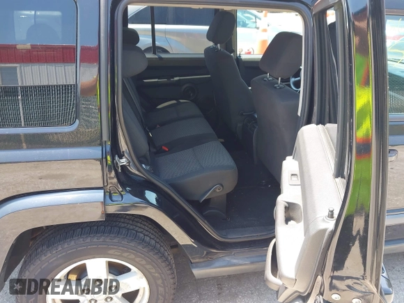 2008 Jeep Commander Sport z VIN 1J8HG48K08C132383, wystawiony jako IAAI lot #42600242 z przebiegiem 167 206 mil mil oraz . Historia ofert i sprzedaży dostępna na DreamBid. Obrazek 8.