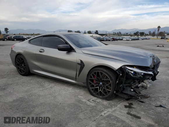 2022 BMW M8 Competition z VIN WBSAE0C02NCG86576, wystawiony jako Copart lot #39370084 z przebiegiem Nie podano mil oraz . Historia ofert i sprzedaży dostępna na DreamBid. Obrazek 4.