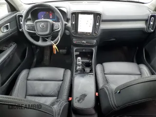 2023 Volvo XC40 Plus Dark Theme с VIN YV4L12UL1P2938143, выставлен на аукционе Copart как лот 55974655 с пробегом 18 336 миль миль и Списание • Salvage title. История ставок и продаж доступна на DreamBid. Изображение 8.