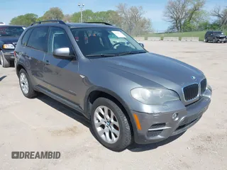 2011 BMW X5 35i z VIN 5UXZV4C56BL741597, wystawiony jako IAAI lot #42210736 z przebiegiem 158 665 mil mil oraz . Historia ofert i sprzedaży dostępna na DreamBid. Obrazek 1.