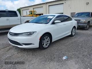 2015 Chrysler 200 Limited z VIN 1C3CCCAB5FN590198, wystawiony jako IAAI lot #42237641 z przebiegiem 216 505 mil mil oraz . Historia ofert i sprzedaży dostępna na DreamBid. Obrazek 2.