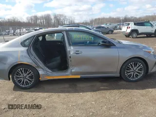 2023 Kia Forte GT-Line z VIN 3KPF54AD4PE553188, wystawiony jako IAAI lot #41847958 z przebiegiem 27 820 mil mil oraz . Historia ofert i sprzedaży dostępna na DreamBid. Obrazek 14.