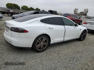 2013 Tesla Model S z VIN 5YJSA1DNXDFP21418, wystawiony jako Copart lot #59131655 z przebiegiem 106 428 mil mil oraz Szkoda całkowita • Salvage title. Historia ofert i sprzedaży dostępna na DreamBid. Obrazek 3.