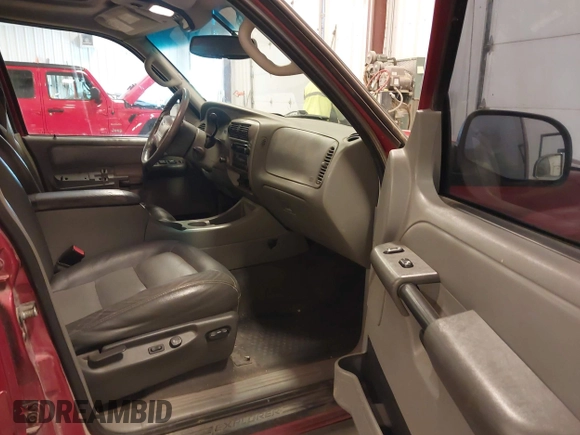2003 Ford Explorer Sport Trac XLS z VIN 1FMZU67EX3UC27706, wystawiony jako IAAI lot #42214344 z przebiegiem 181 537 mil mil oraz . Historia ofert i sprzedaży dostępna na DreamBid. Obrazek 5.