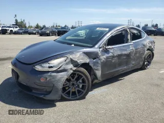 2020 Tesla Model 3 Standard Range Plus z VIN 5YJ3E1EA5LF644296, wystawiony jako Copart lot #56953645 z przebiegiem 89 356 mil mil oraz Szkody całkowita. Historia ofert i sprzedaży dostępna na DreamBid. Obrazek 1.