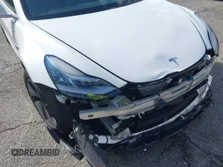 2018 Tesla Model 3 Long Range Battery z VIN 5YJ3E1EA8JF162130, wystawiony jako IAAI lot #41933015 z przebiegiem 50 081 mil mil oraz . Historia ofert i sprzedaży dostępna na DreamBid. Obrazek 20.