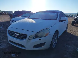2013 Volvo S60 T5 Premier z VIN YV1612FS8D2207610, wystawiony jako IAAI lot #41752739 z przebiegiem Nie podano mil oraz . Historia ofert i sprzedaży dostępna na DreamBid. Obrazek 2.