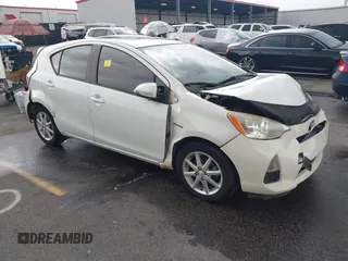 2013 Toyota Prius One z VIN JTDKDTB39D1556152, wystawiony jako IAAI lot #42370821 z przebiegiem 95 238 mil mil oraz . Historia ofert i sprzedaży dostępna na DreamBid. Obrazek 1.